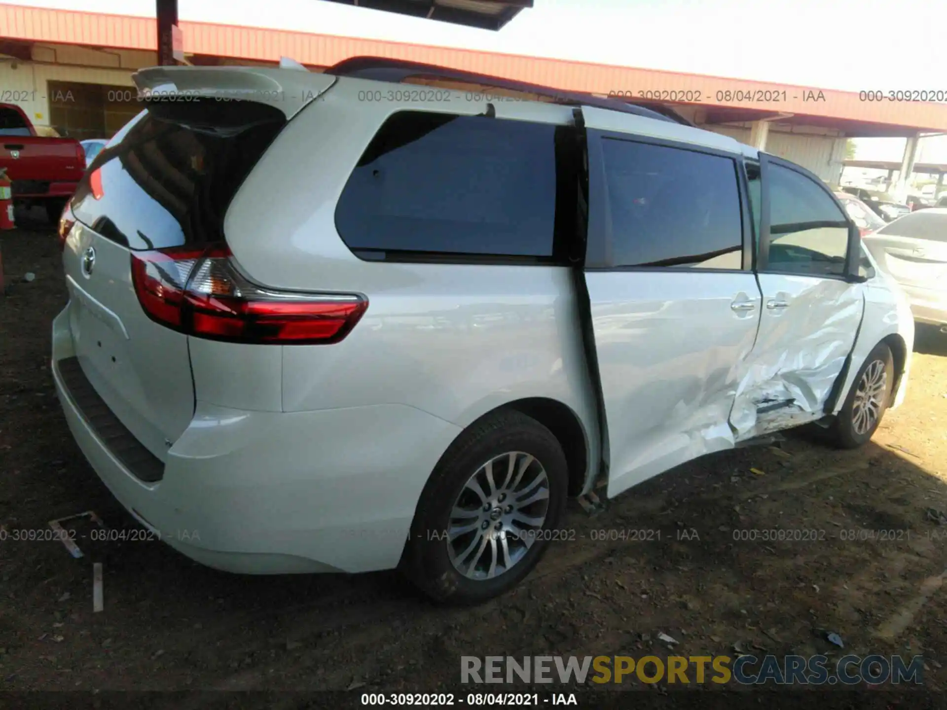 4 Photograph of a damaged car 5TDYZ3DC5LS086888 TOYOTA SIENNA 2020