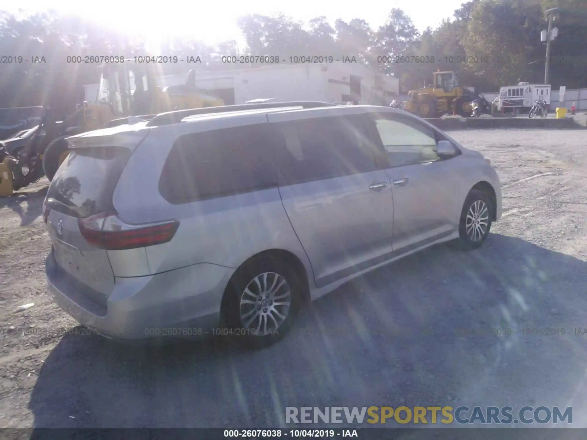 4 Photograph of a damaged car 5TDYZ3DC6LS023251 TOYOTA SIENNA 2020