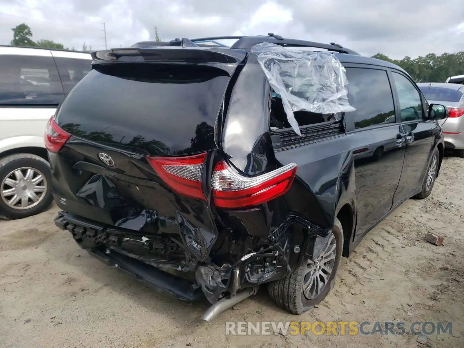 4 Photograph of a damaged car 5TDYZ3DC6LS025159 TOYOTA SIENNA 2020