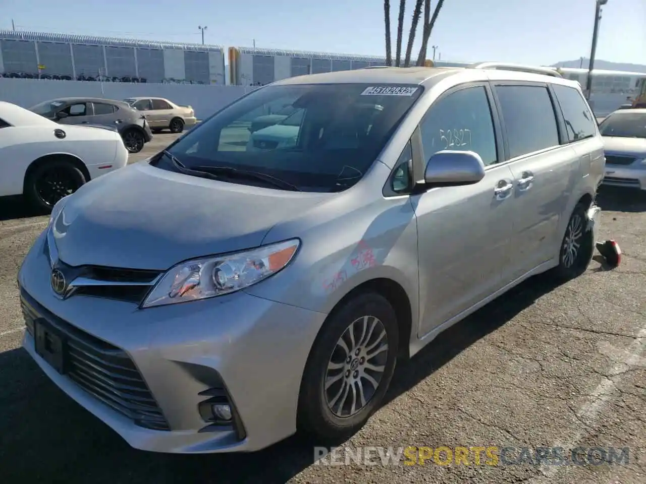 2 Photograph of a damaged car 5TDYZ3DC6LS025372 TOYOTA SIENNA 2020