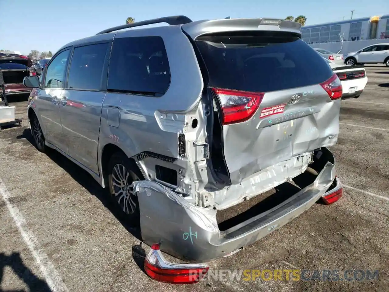 3 Photograph of a damaged car 5TDYZ3DC6LS025372 TOYOTA SIENNA 2020