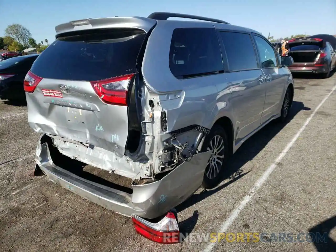 4 Photograph of a damaged car 5TDYZ3DC6LS025372 TOYOTA SIENNA 2020