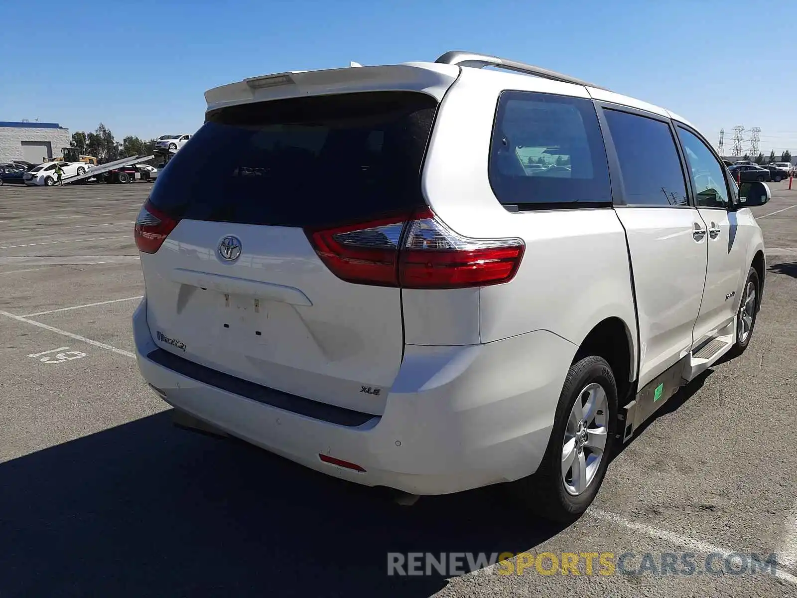 4 Photograph of a damaged car 5TDYZ3DC6LS025713 TOYOTA SIENNA 2020