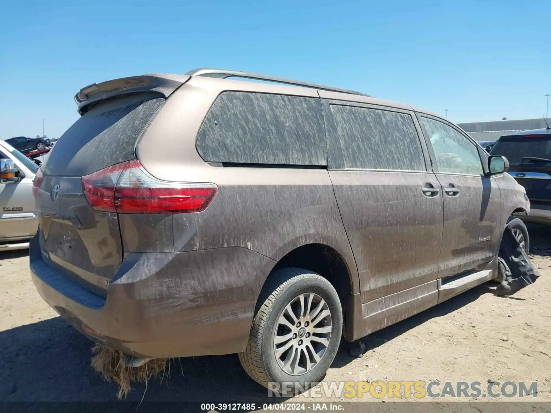 4 Photograph of a damaged car 5TDYZ3DC6LS026120 TOYOTA SIENNA 2020