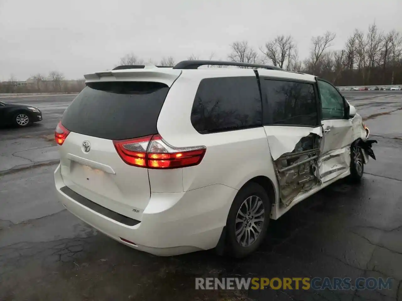 4 Photograph of a damaged car 5TDYZ3DC6LS030412 TOYOTA SIENNA 2020