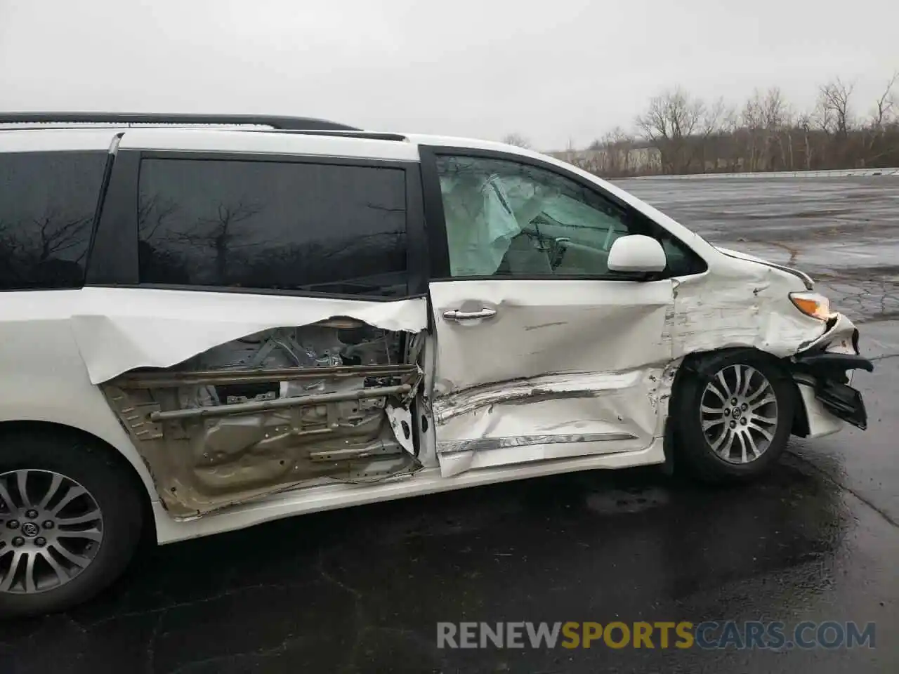 9 Photograph of a damaged car 5TDYZ3DC6LS030412 TOYOTA SIENNA 2020