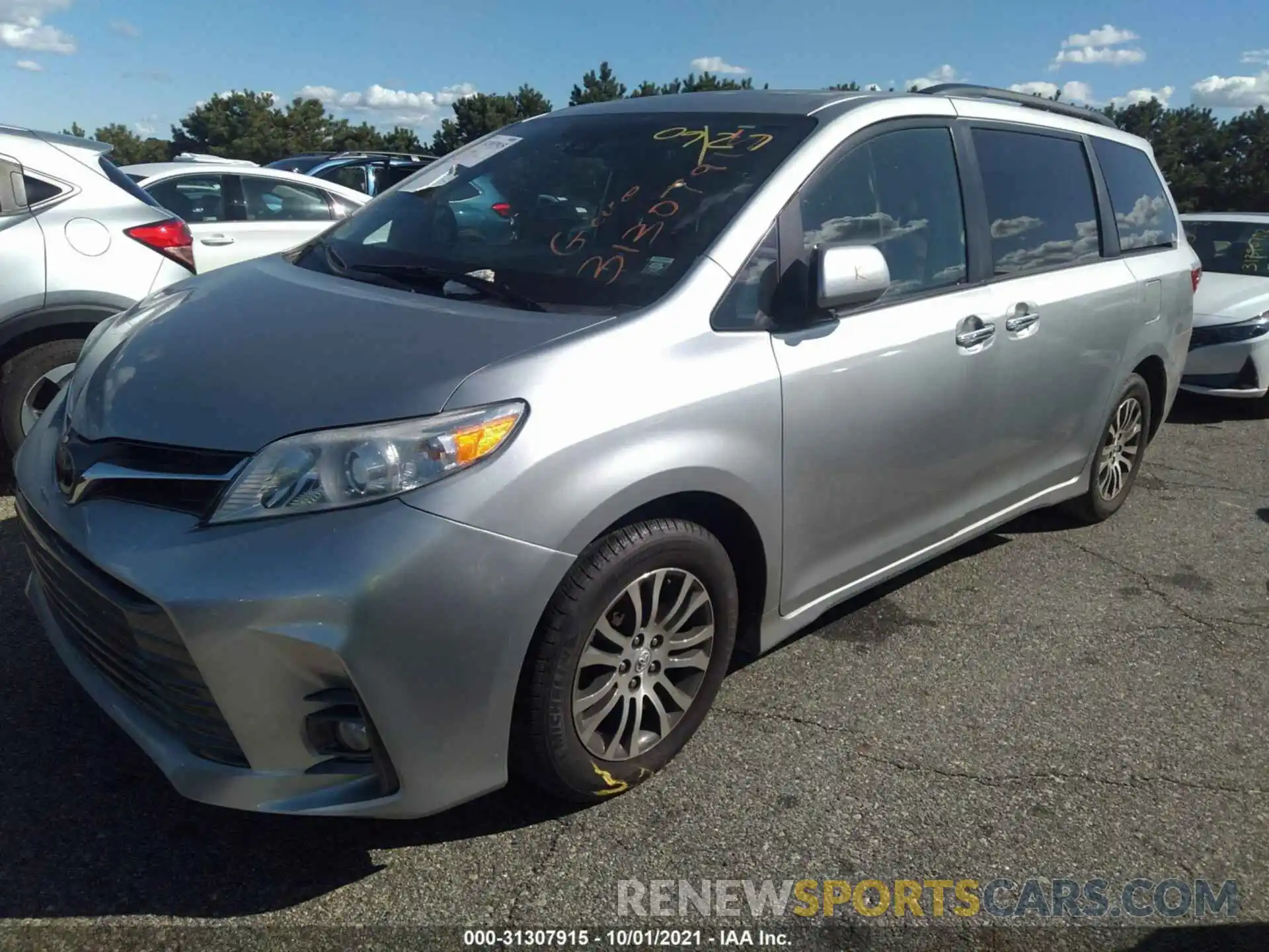 2 Photograph of a damaged car 5TDYZ3DC6LS032564 TOYOTA SIENNA 2020