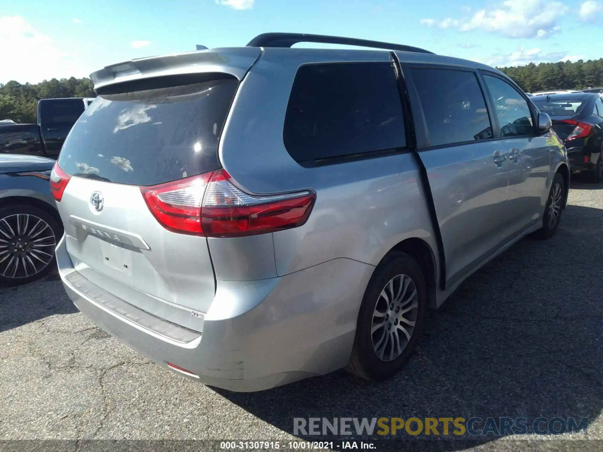 4 Photograph of a damaged car 5TDYZ3DC6LS032564 TOYOTA SIENNA 2020