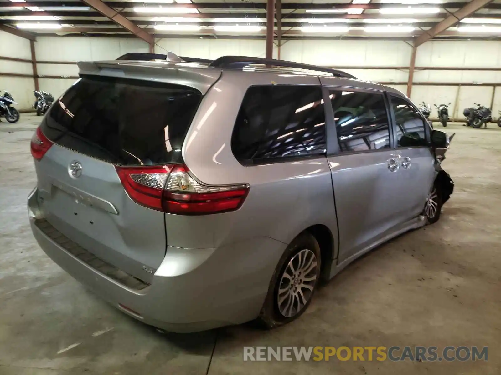 4 Photograph of a damaged car 5TDYZ3DC6LS034248 TOYOTA SIENNA 2020