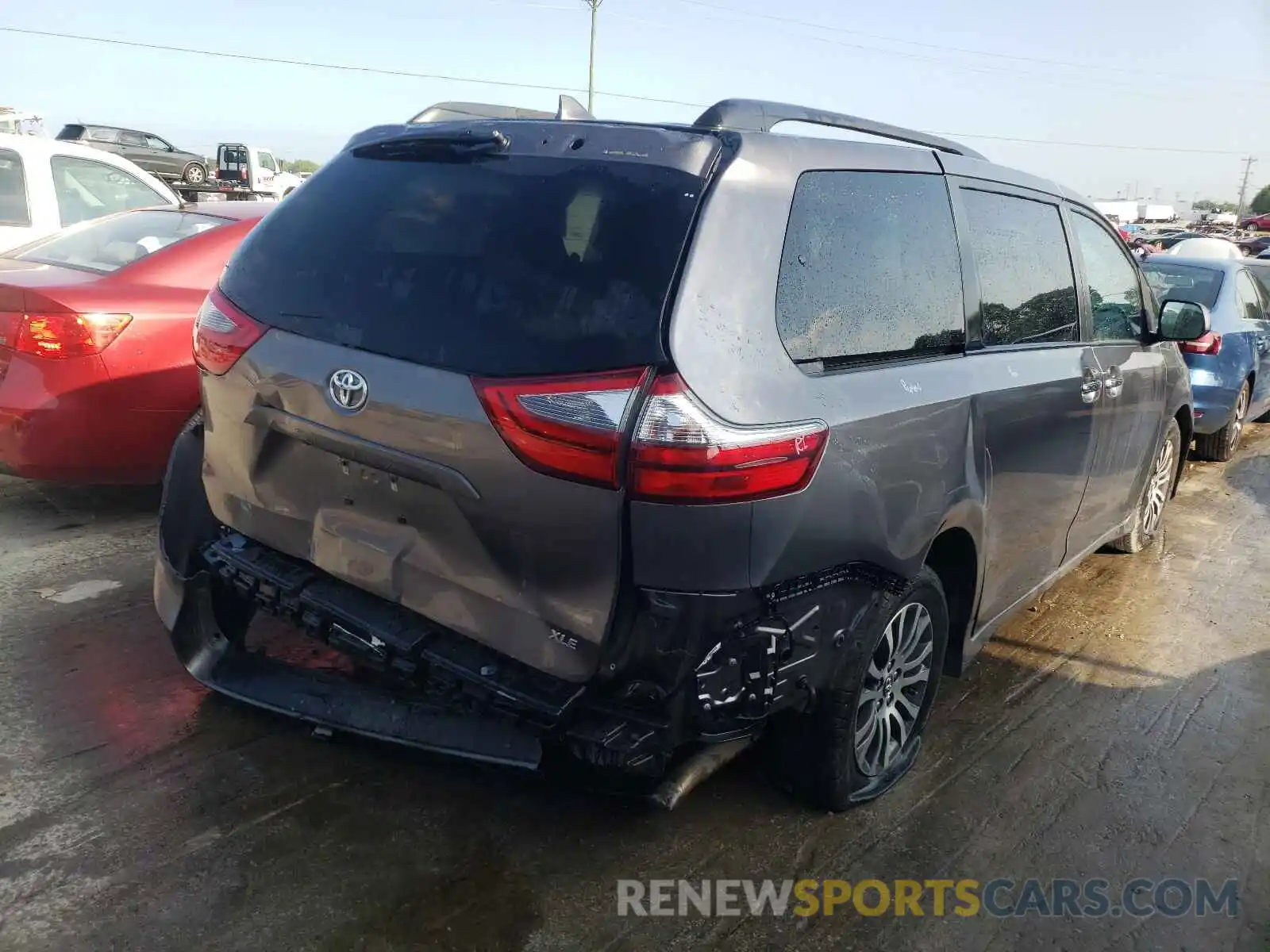 4 Photograph of a damaged car 5TDYZ3DC6LS034413 TOYOTA SIENNA 2020