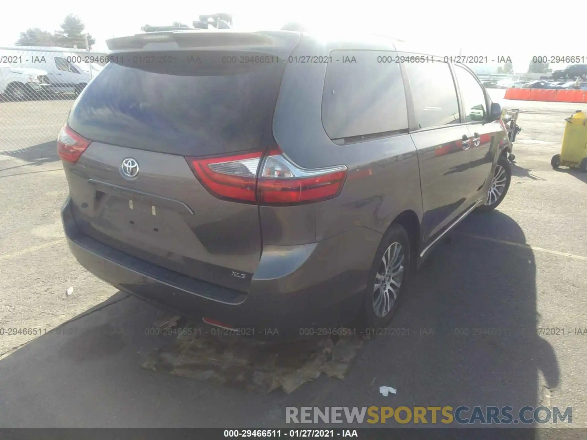 4 Photograph of a damaged car 5TDYZ3DC6LS035433 TOYOTA SIENNA 2020