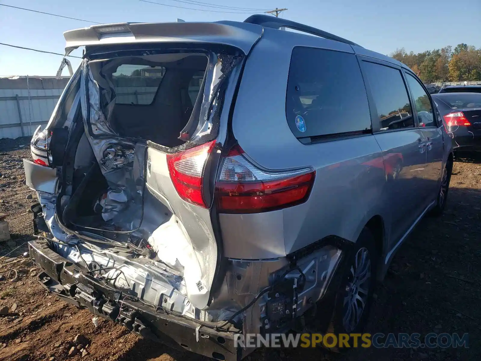 4 Photograph of a damaged car 5TDYZ3DC6LS035951 TOYOTA SIENNA 2020