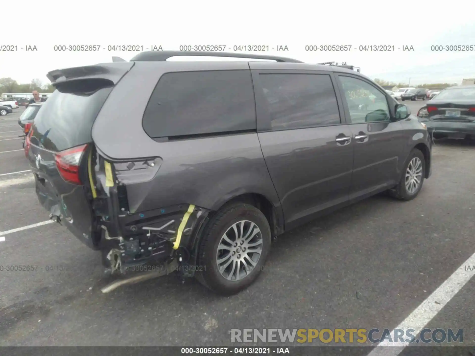 4 Photograph of a damaged car 5TDYZ3DC6LS044942 TOYOTA SIENNA 2020