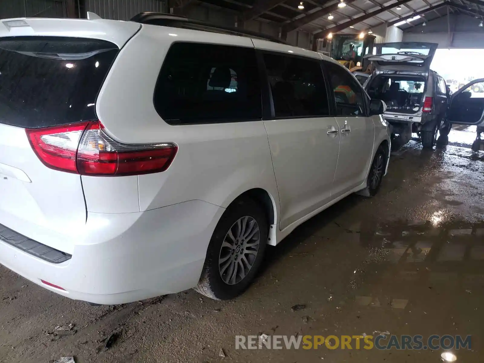 4 Photograph of a damaged car 5TDYZ3DC6LS045038 TOYOTA SIENNA 2020