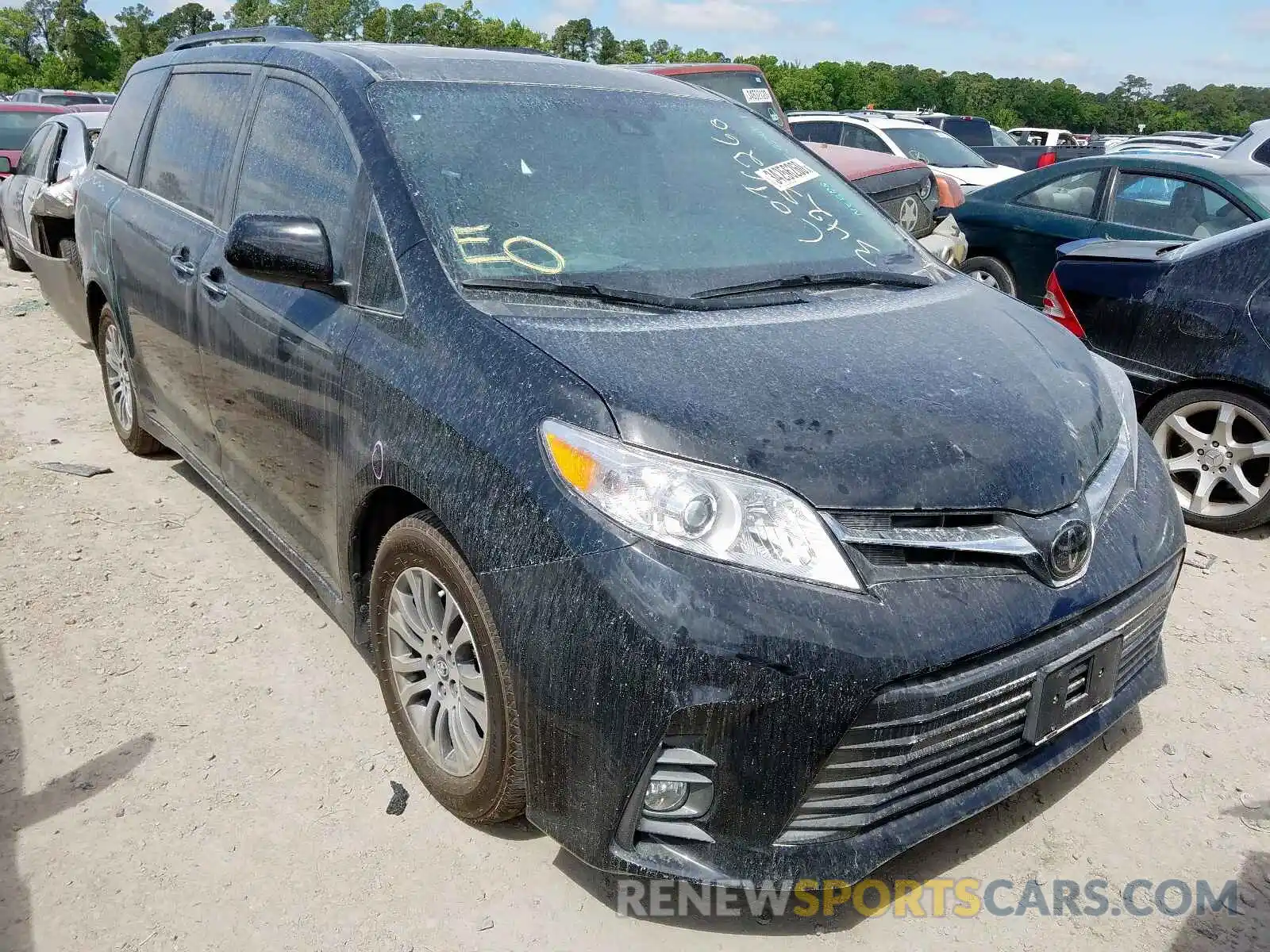 1 Photograph of a damaged car 5TDYZ3DC6LS049123 TOYOTA SIENNA 2020