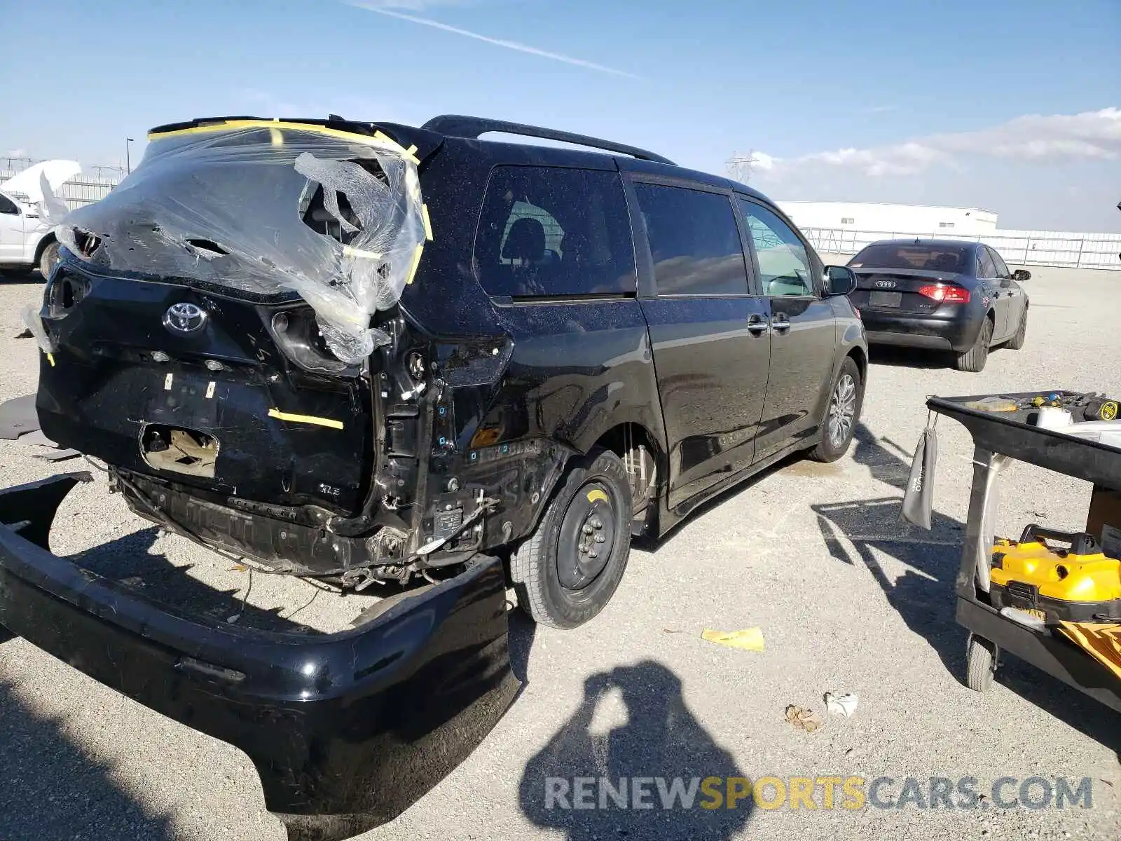 4 Photograph of a damaged car 5TDYZ3DC6LS054919 TOYOTA SIENNA 2020