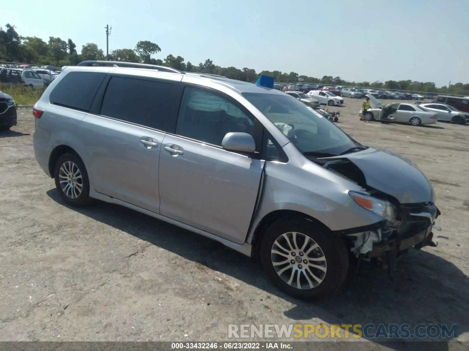 1 Photograph of a damaged car 5TDYZ3DC6LS056766 TOYOTA SIENNA 2020