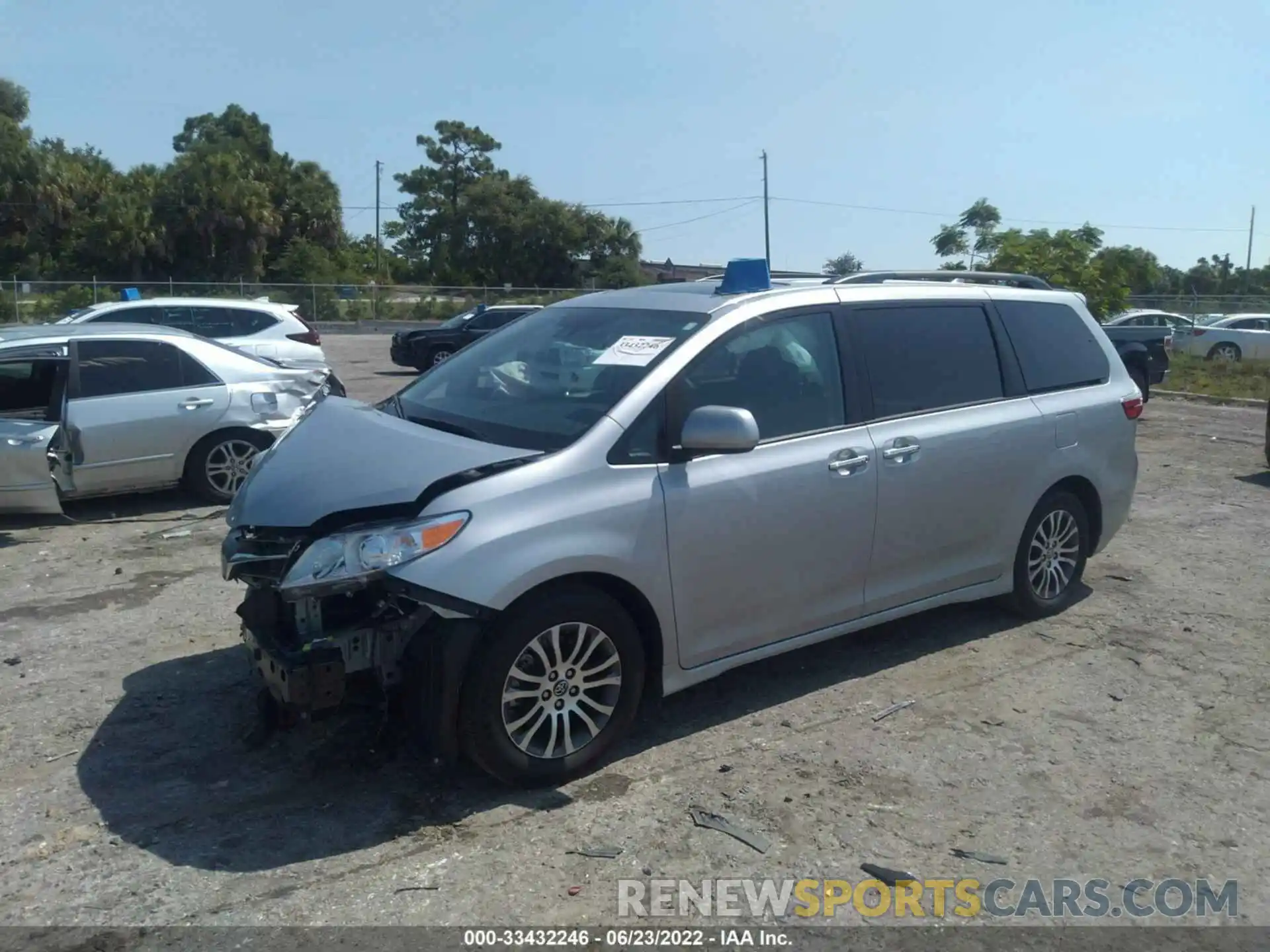 2 Photograph of a damaged car 5TDYZ3DC6LS056766 TOYOTA SIENNA 2020