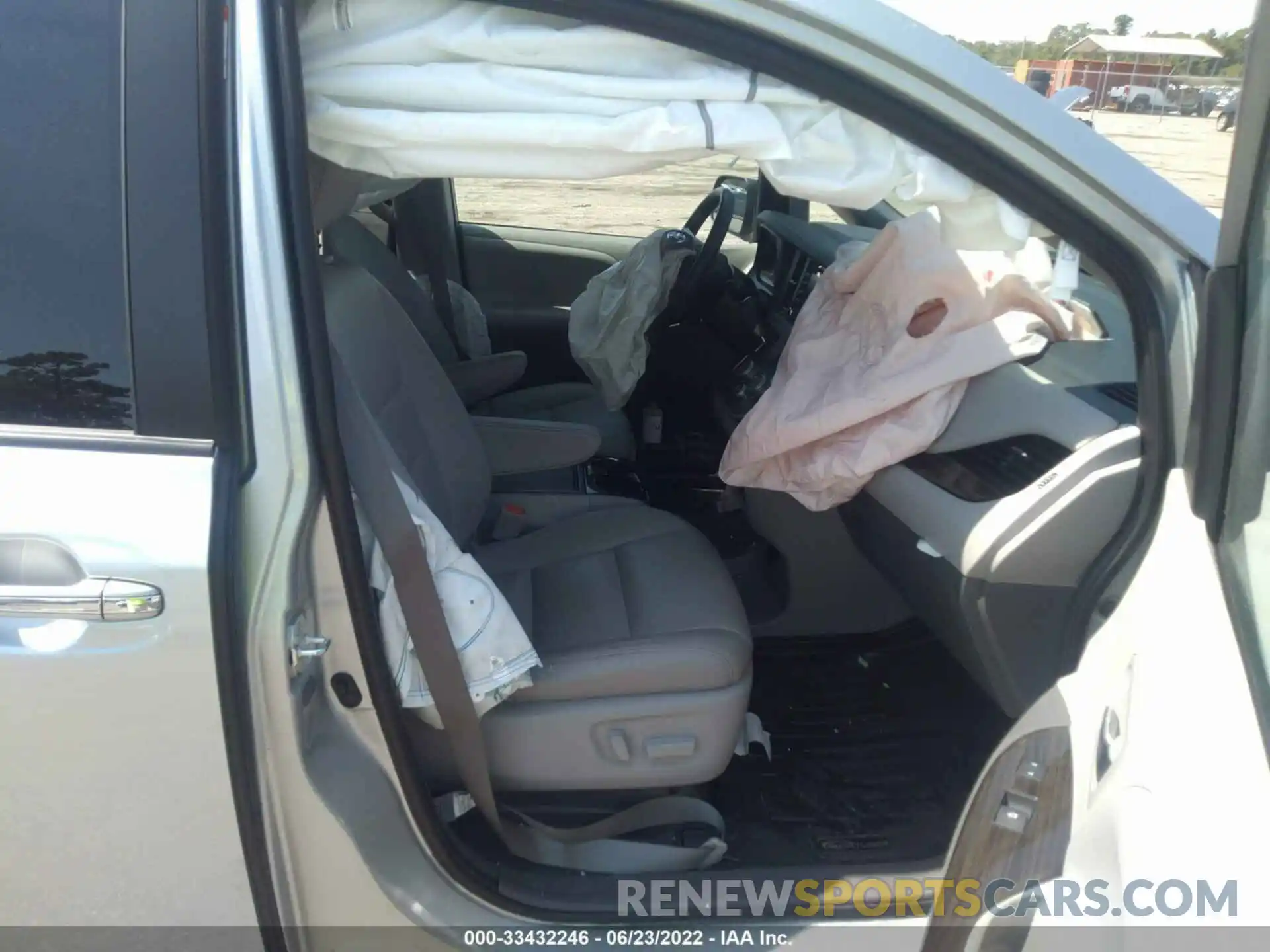 5 Photograph of a damaged car 5TDYZ3DC6LS056766 TOYOTA SIENNA 2020