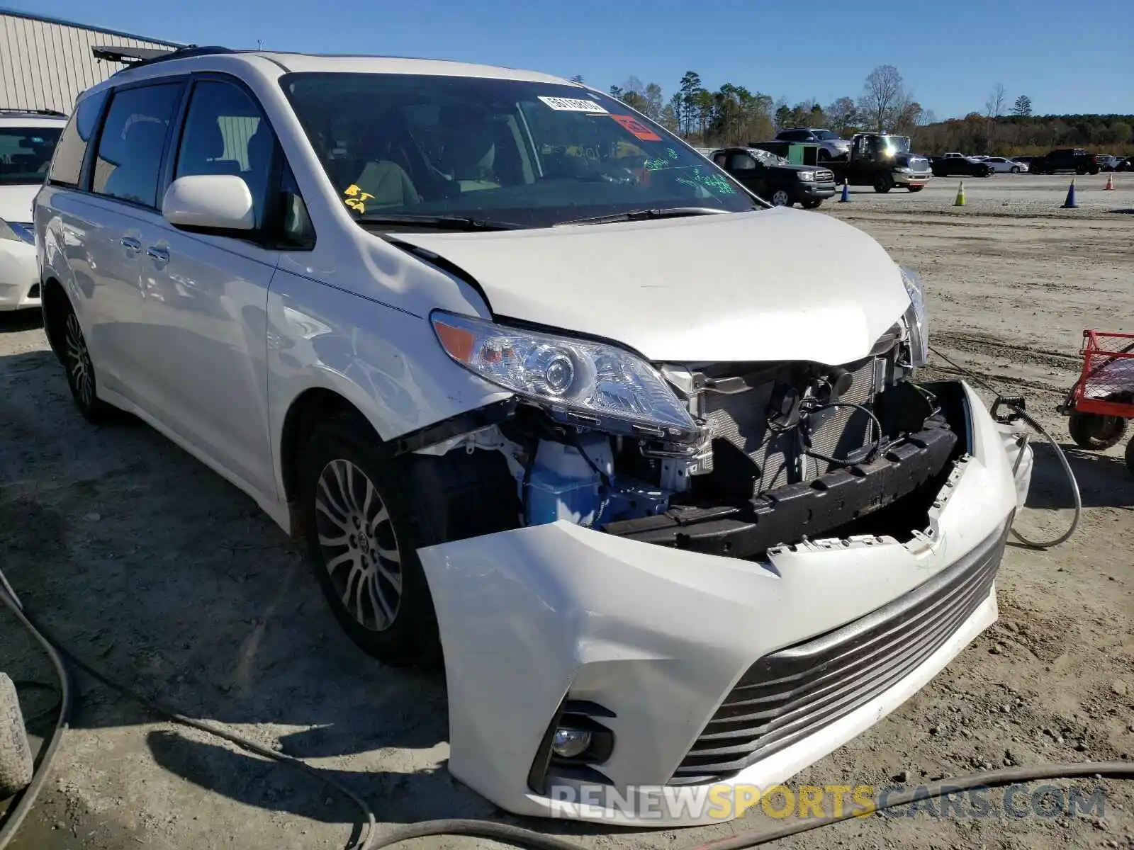 1 Photograph of a damaged car 5TDYZ3DC6LS057383 TOYOTA SIENNA 2020