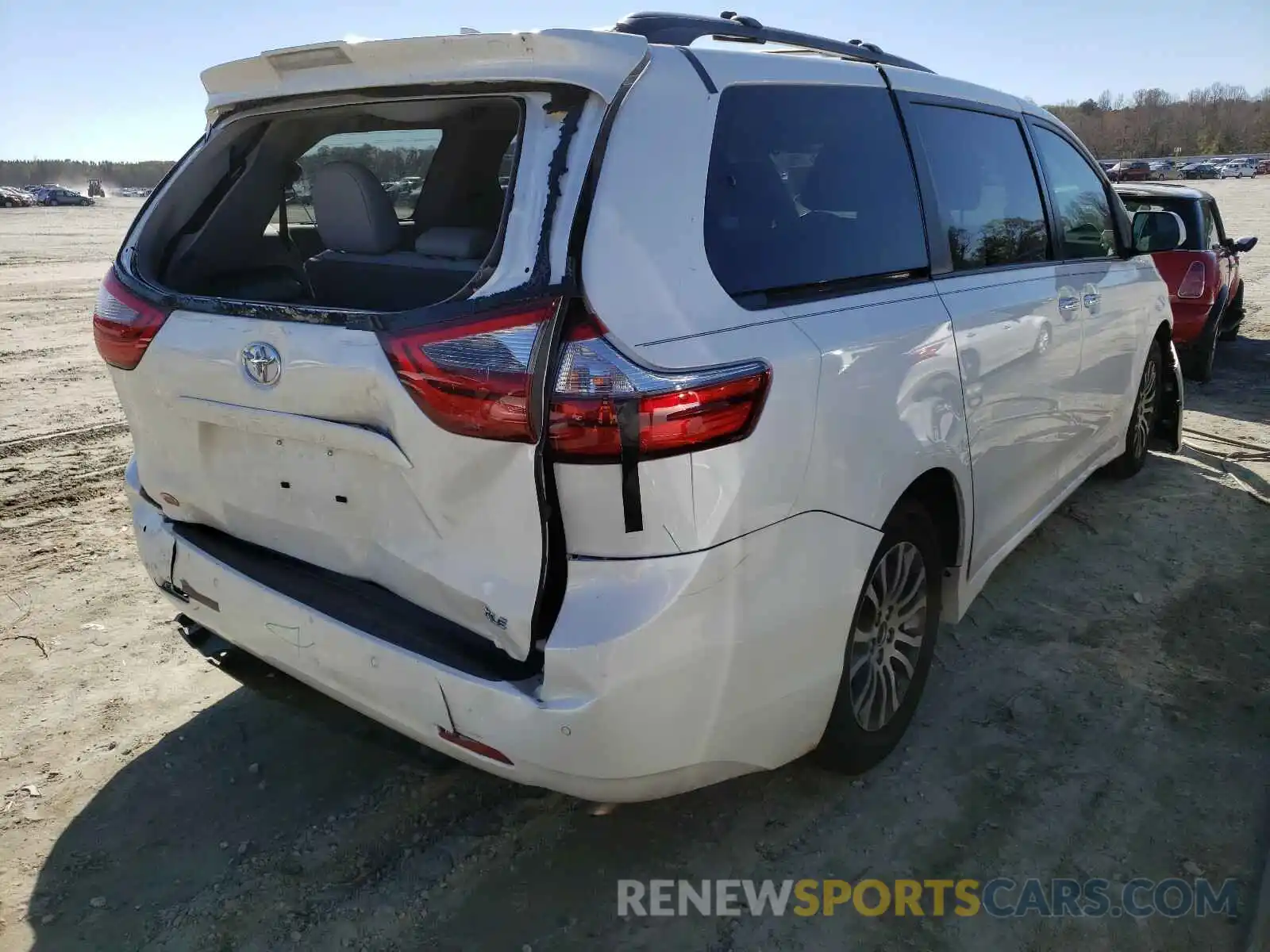 4 Photograph of a damaged car 5TDYZ3DC6LS057383 TOYOTA SIENNA 2020