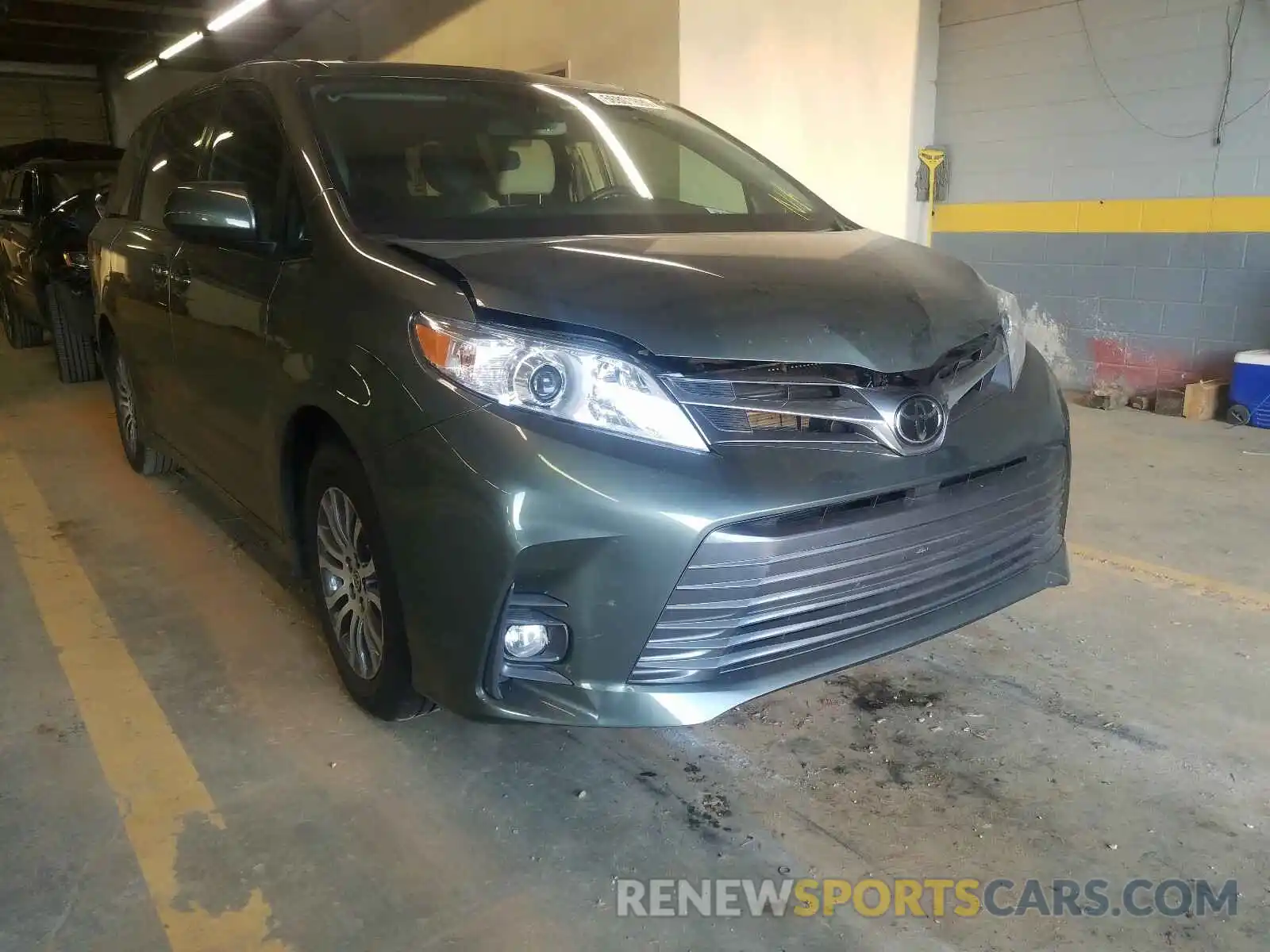 1 Photograph of a damaged car 5TDYZ3DC6LS057948 TOYOTA SIENNA 2020