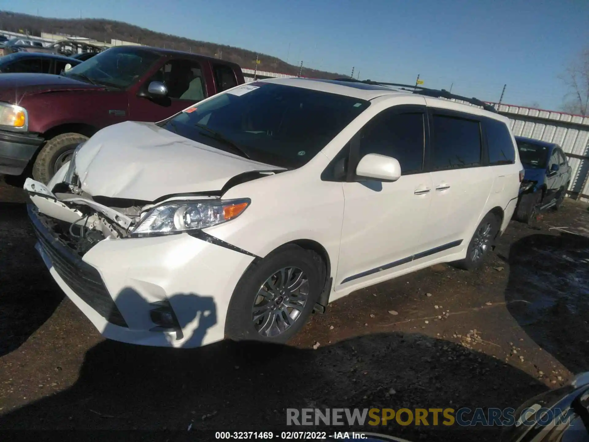 2 Photograph of a damaged car 5TDYZ3DC6LS058176 TOYOTA SIENNA 2020