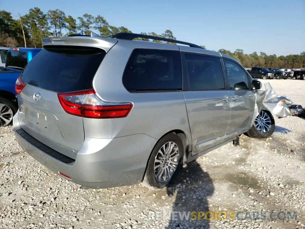 4 Photograph of a damaged car 5TDYZ3DC6LS058582 TOYOTA SIENNA 2020