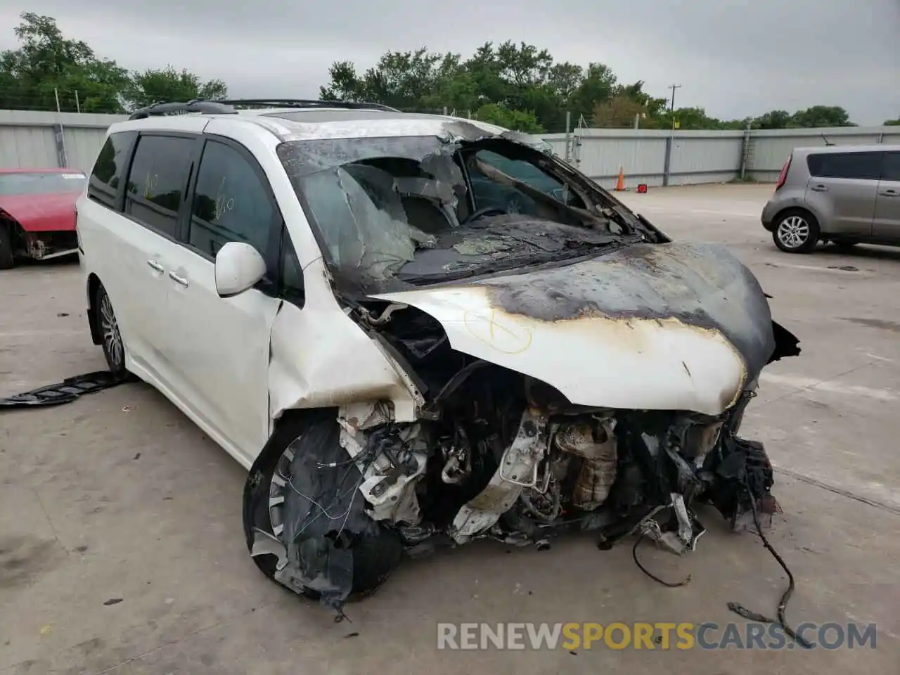 1 Photograph of a damaged car 5TDYZ3DC6LS059148 TOYOTA SIENNA 2020