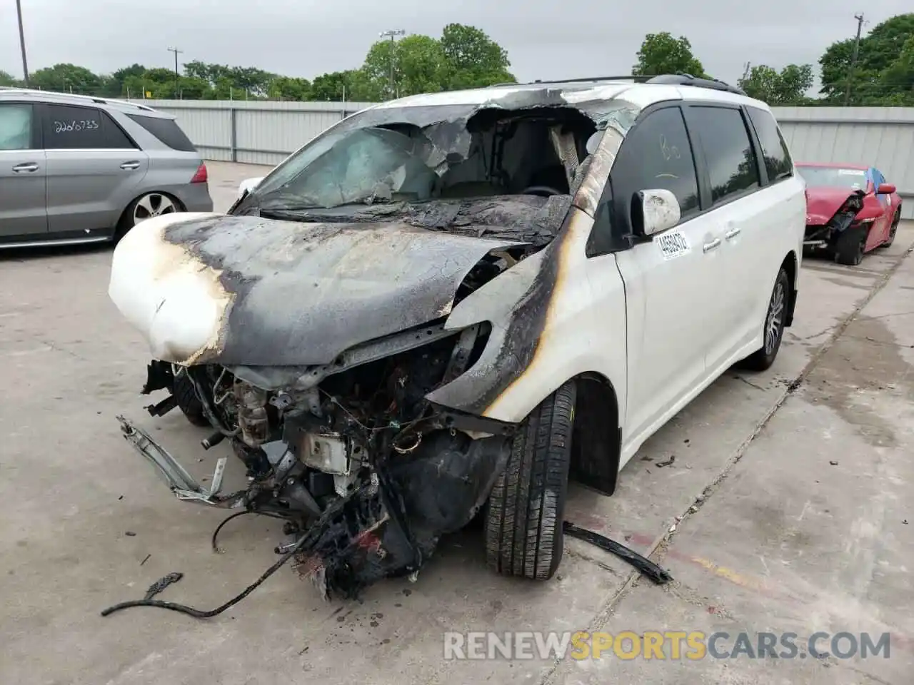 2 Photograph of a damaged car 5TDYZ3DC6LS059148 TOYOTA SIENNA 2020