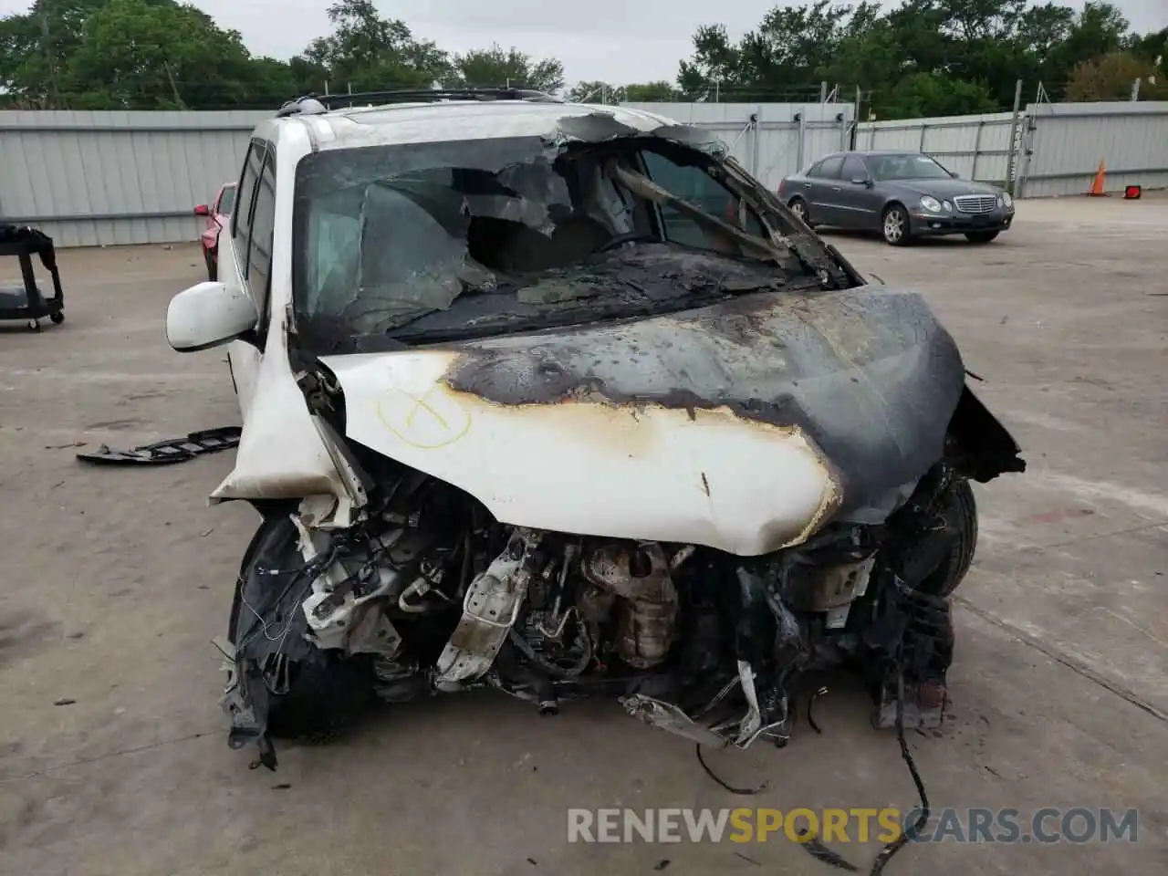 9 Photograph of a damaged car 5TDYZ3DC6LS059148 TOYOTA SIENNA 2020