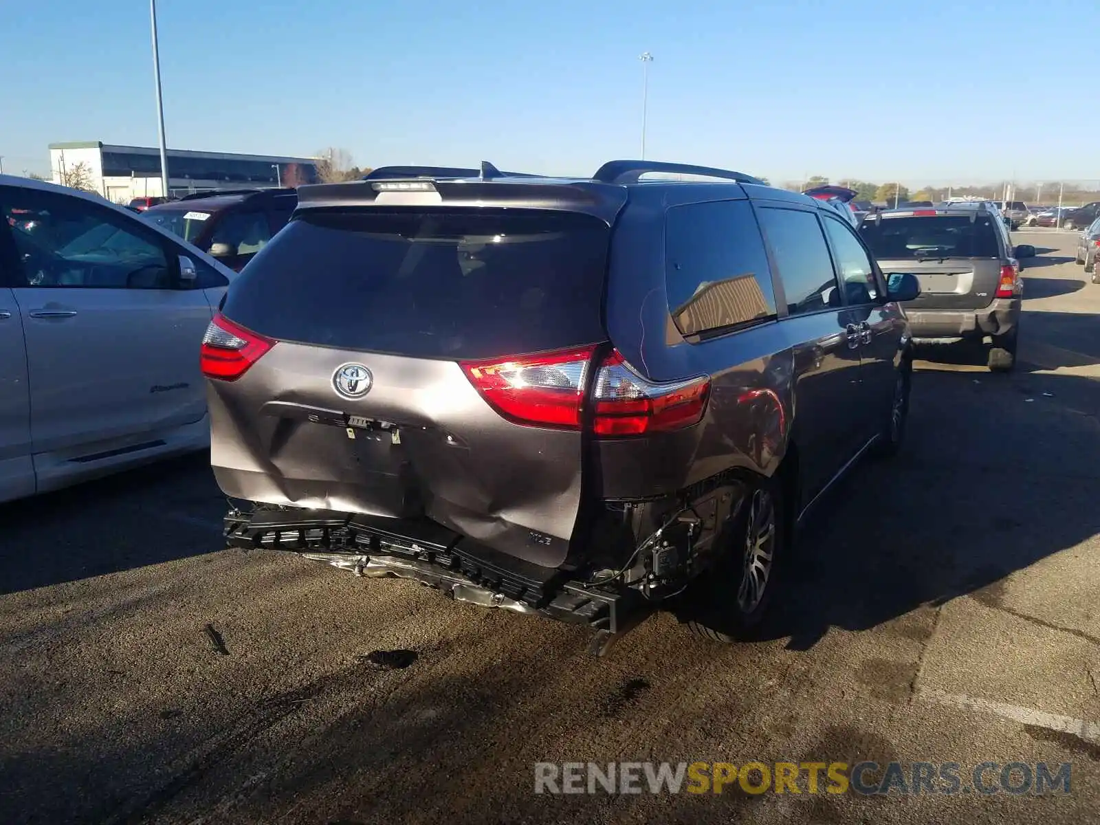 4 Photograph of a damaged car 5TDYZ3DC6LS063457 TOYOTA SIENNA 2020