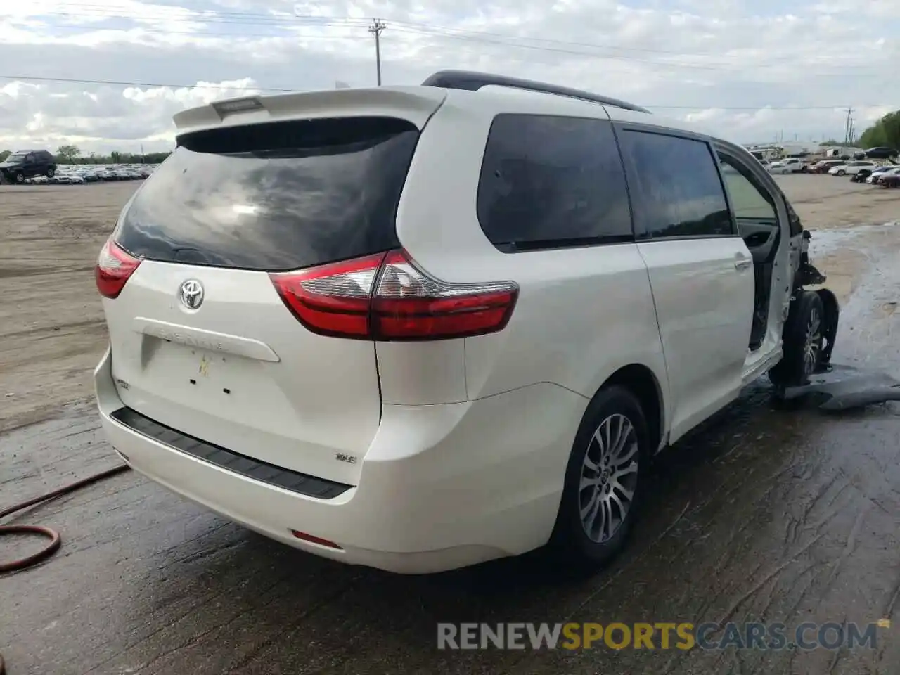 4 Photograph of a damaged car 5TDYZ3DC6LS075642 TOYOTA SIENNA 2020