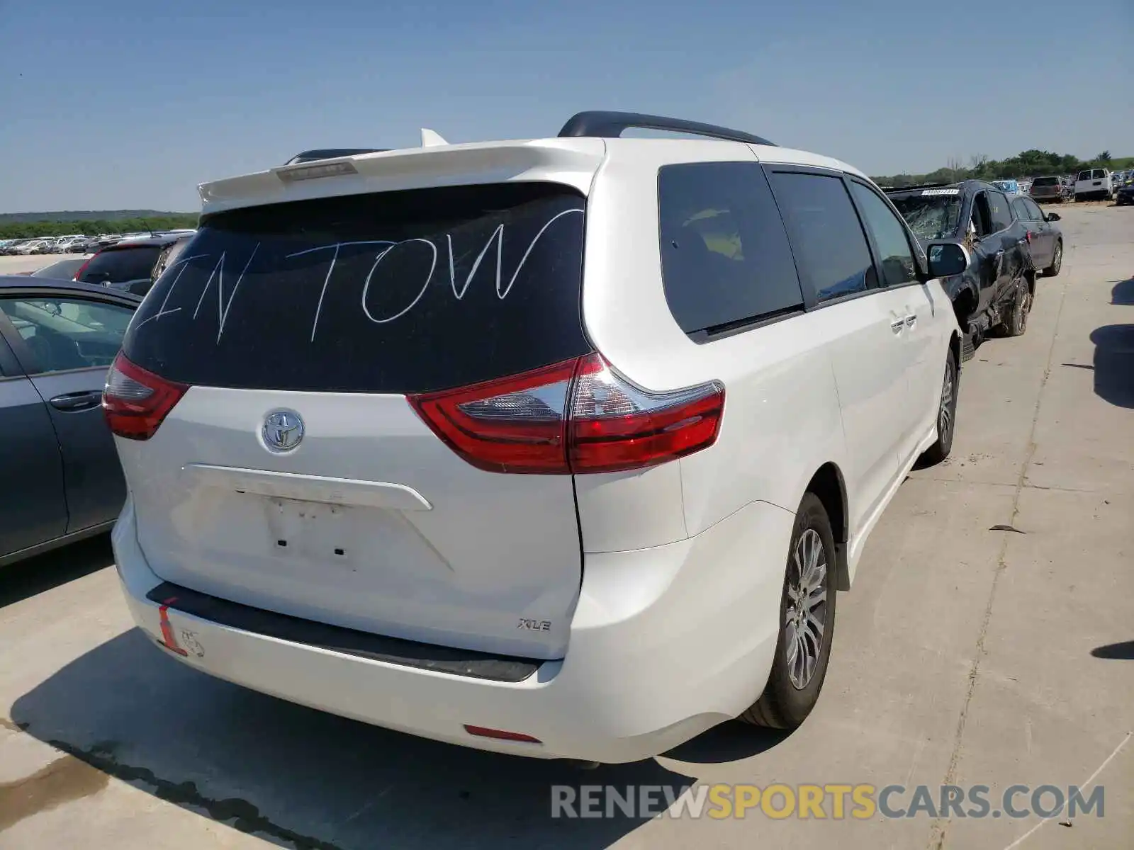 4 Photograph of a damaged car 5TDYZ3DC6LS081148 TOYOTA SIENNA 2020