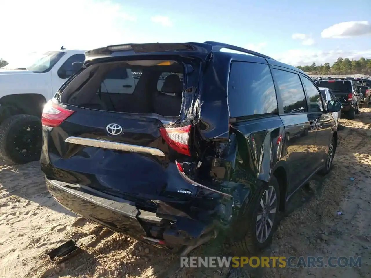 4 Photograph of a damaged car 5TDYZ3DC6LS081165 TOYOTA SIENNA 2020