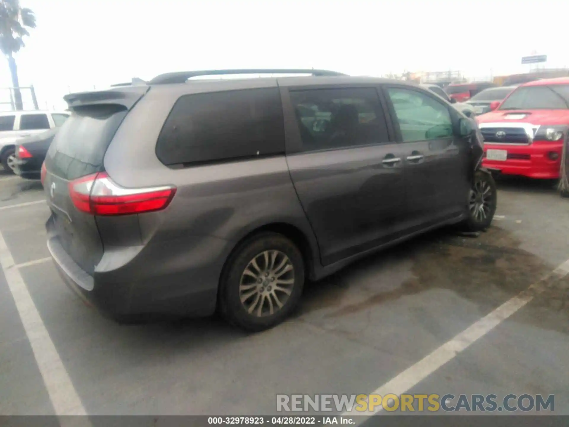 4 Photograph of a damaged car 5TDYZ3DC7LS024179 TOYOTA SIENNA 2020