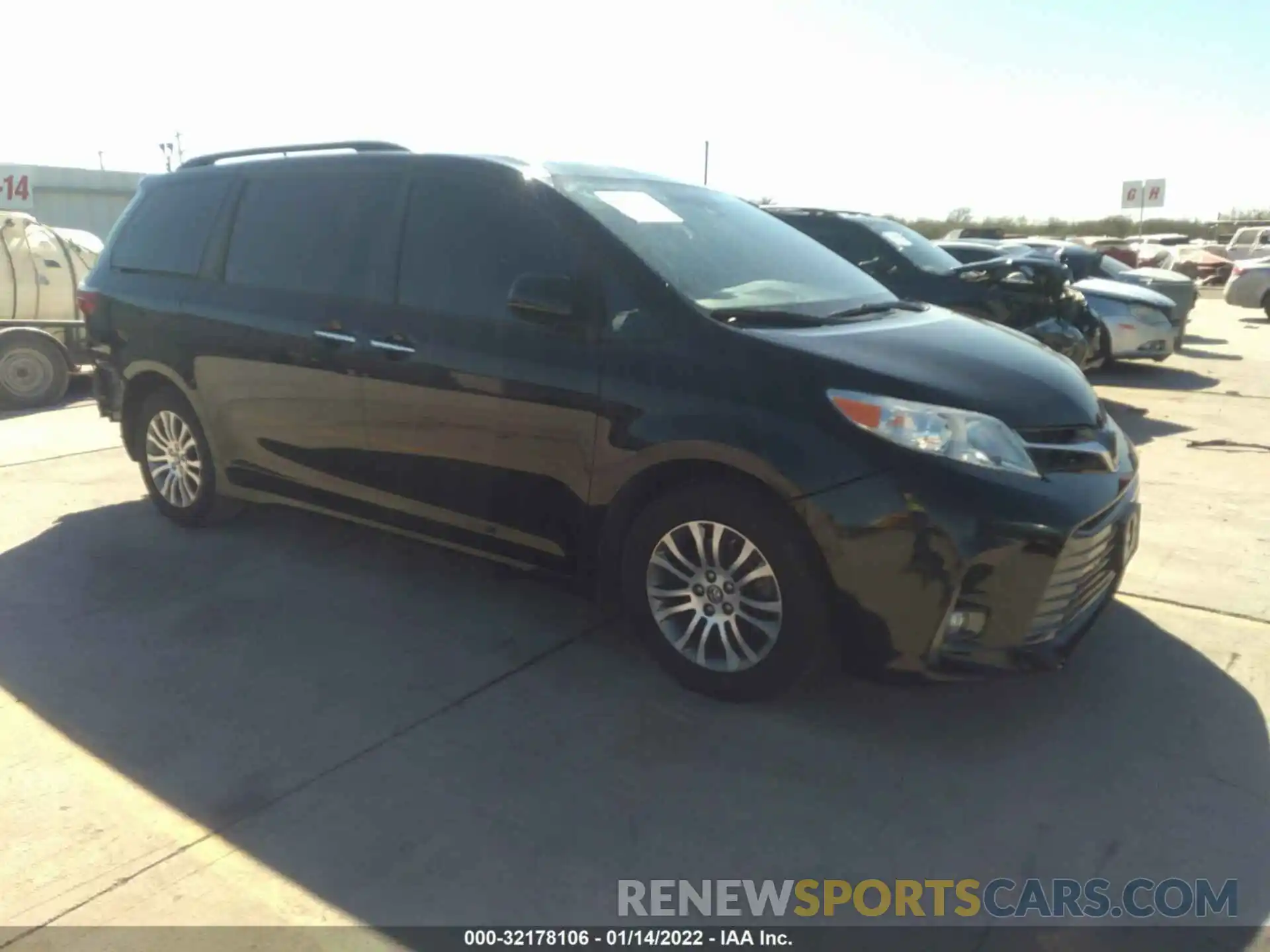 1 Photograph of a damaged car 5TDYZ3DC7LS025588 TOYOTA SIENNA 2020