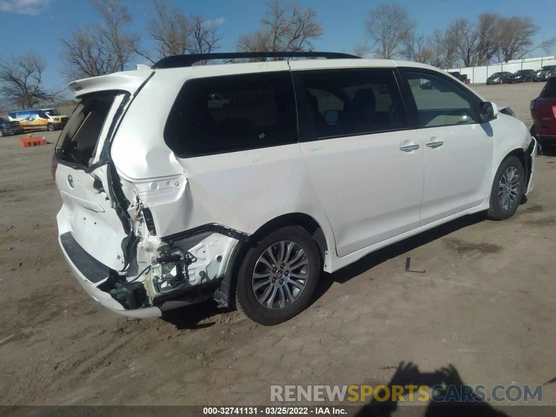 4 Photograph of a damaged car 5TDYZ3DC7LS054962 TOYOTA SIENNA 2020