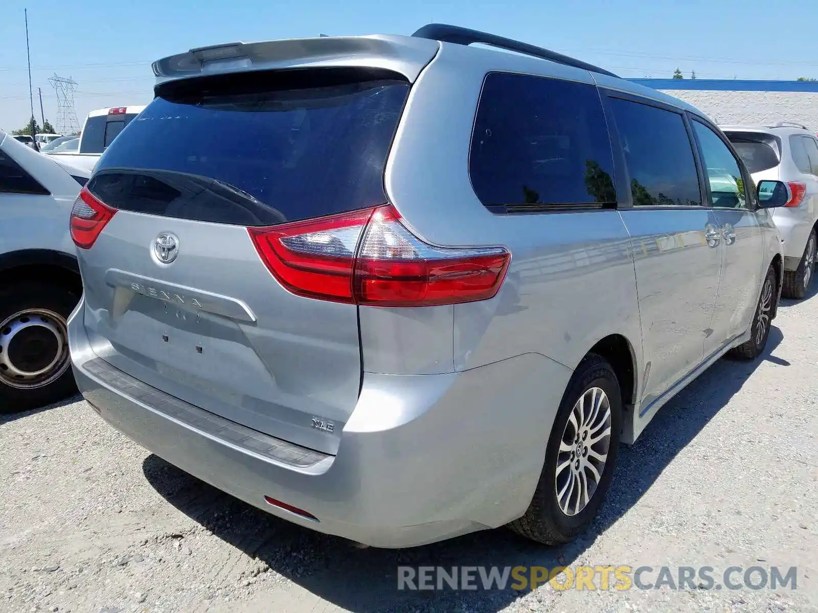 4 Photograph of a damaged car 5TDYZ3DC7LS055920 TOYOTA SIENNA 2020