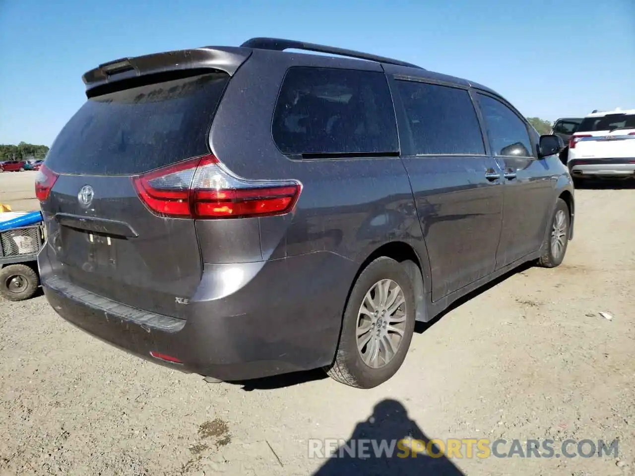 4 Photograph of a damaged car 5TDYZ3DC7LS057151 TOYOTA SIENNA 2020