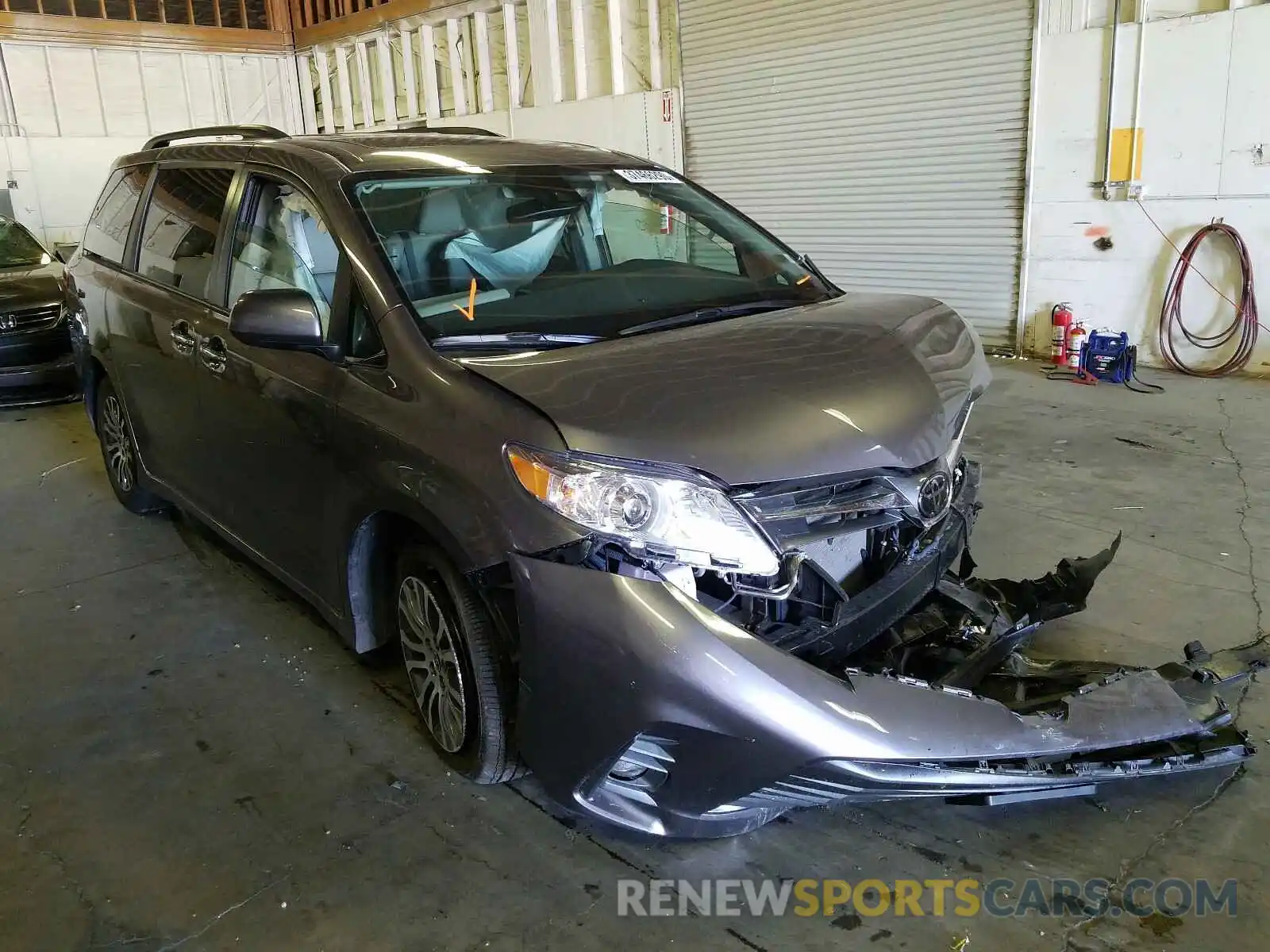 1 Photograph of a damaged car 5TDYZ3DC7LS061054 TOYOTA SIENNA 2020