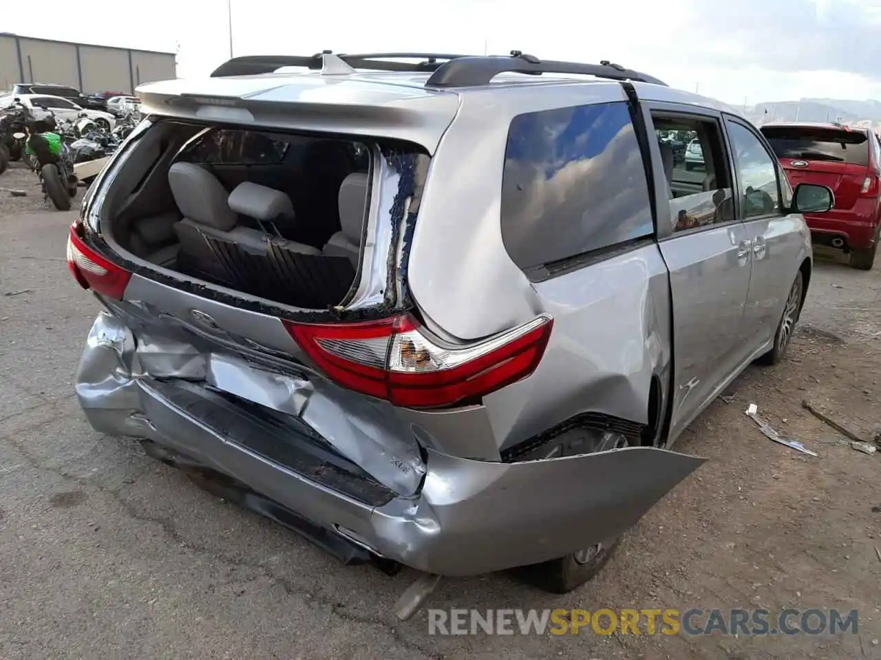 4 Photograph of a damaged car 5TDYZ3DC7LS080669 TOYOTA SIENNA 2020