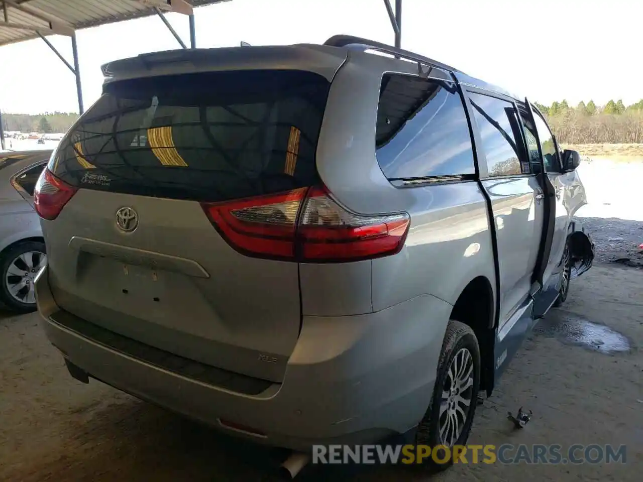 4 Photograph of a damaged car 5TDYZ3DC7LS084706 TOYOTA SIENNA 2020