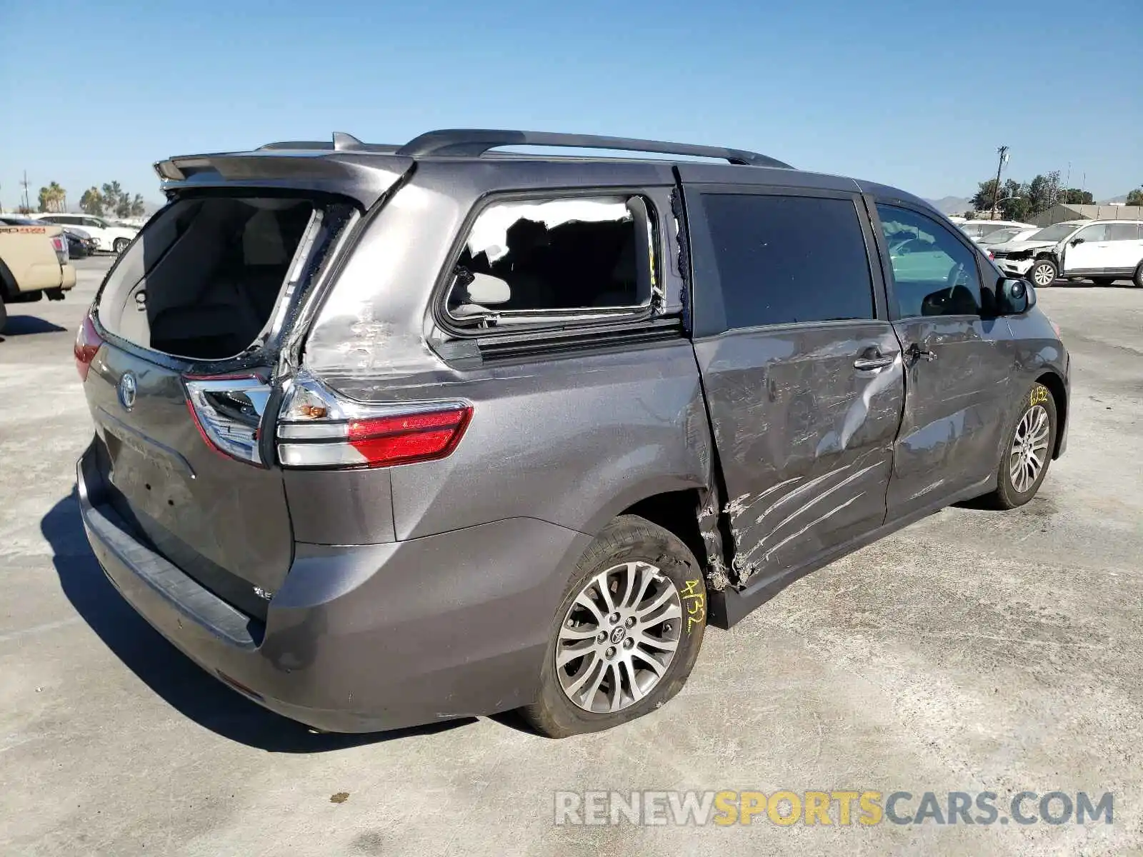 4 Photograph of a damaged car 5TDYZ3DC8LS024532 TOYOTA SIENNA 2020