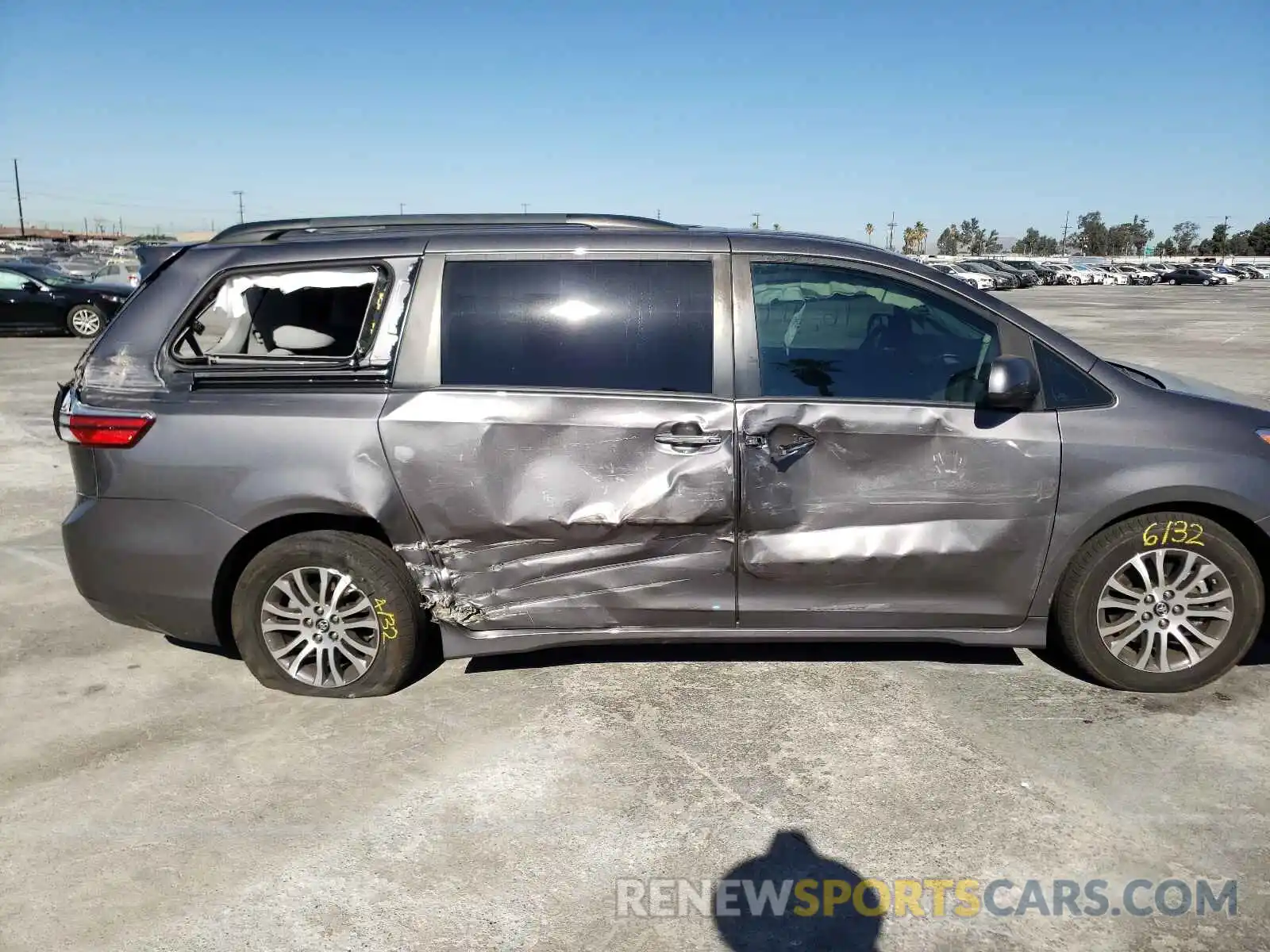 9 Photograph of a damaged car 5TDYZ3DC8LS024532 TOYOTA SIENNA 2020