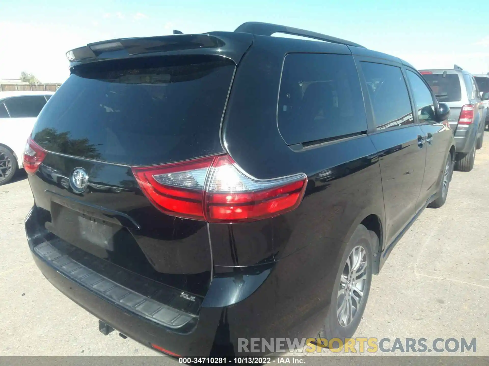 4 Photograph of a damaged car 5TDYZ3DC8LS026345 TOYOTA SIENNA 2020