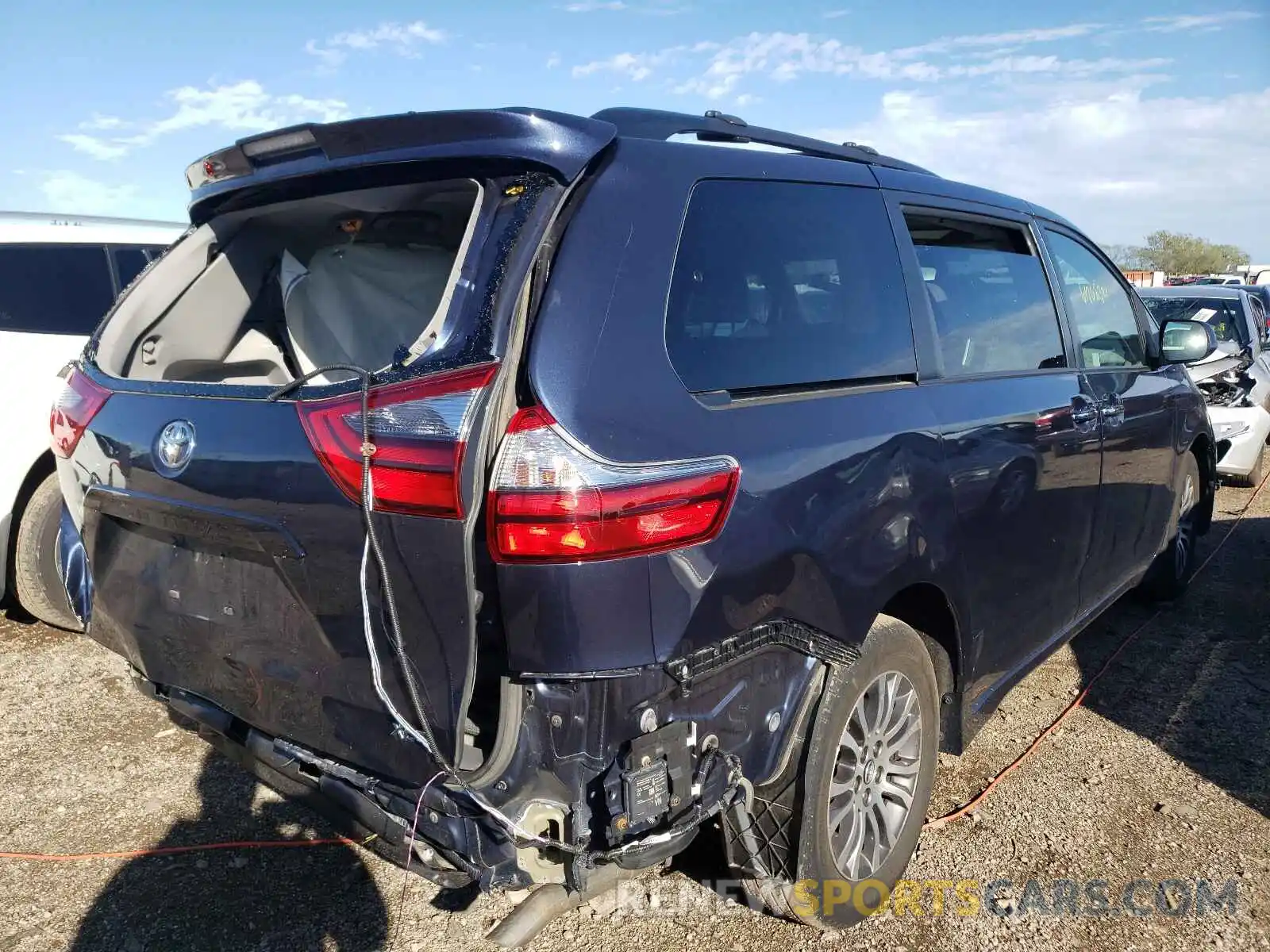 4 Photograph of a damaged car 5TDYZ3DC8LS031772 TOYOTA SIENNA 2020