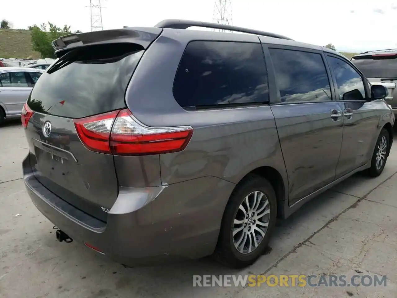 4 Photograph of a damaged car 5TDYZ3DC8LS033926 TOYOTA SIENNA 2020