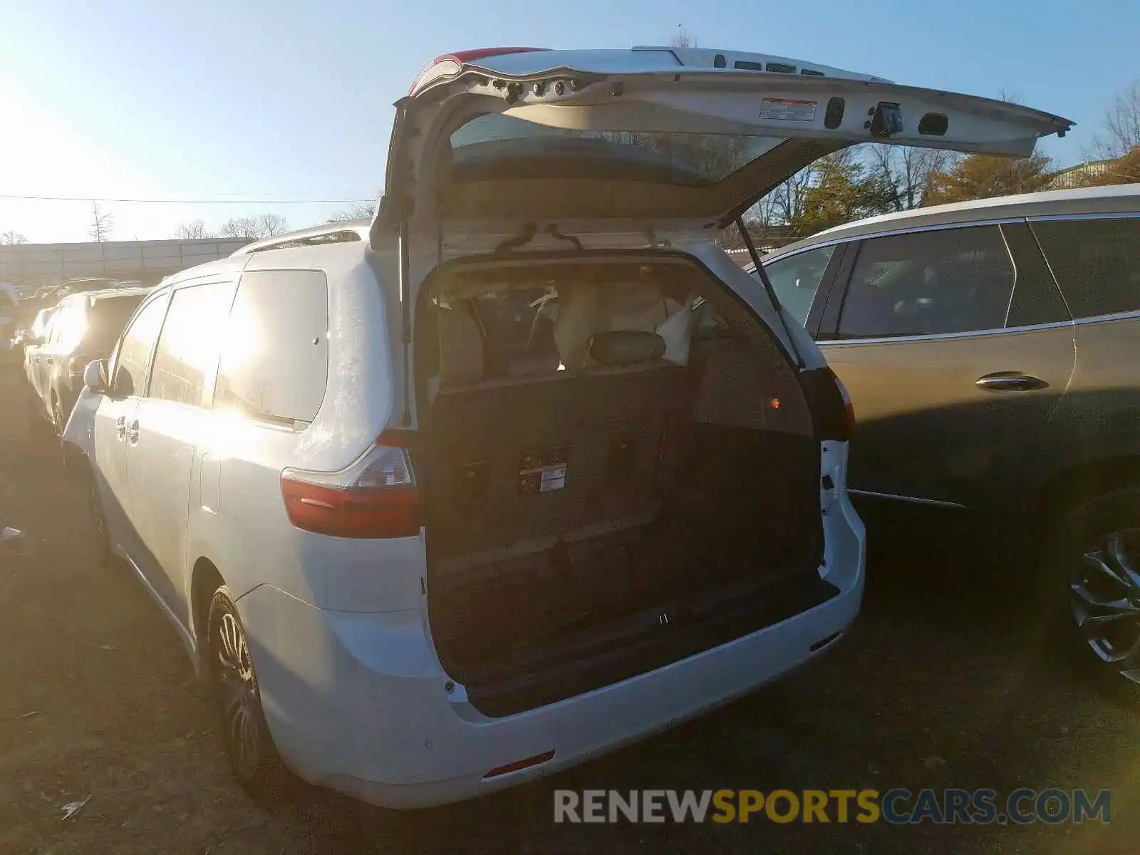 3 Photograph of a damaged car 5TDYZ3DC8LS047373 TOYOTA SIENNA 2020