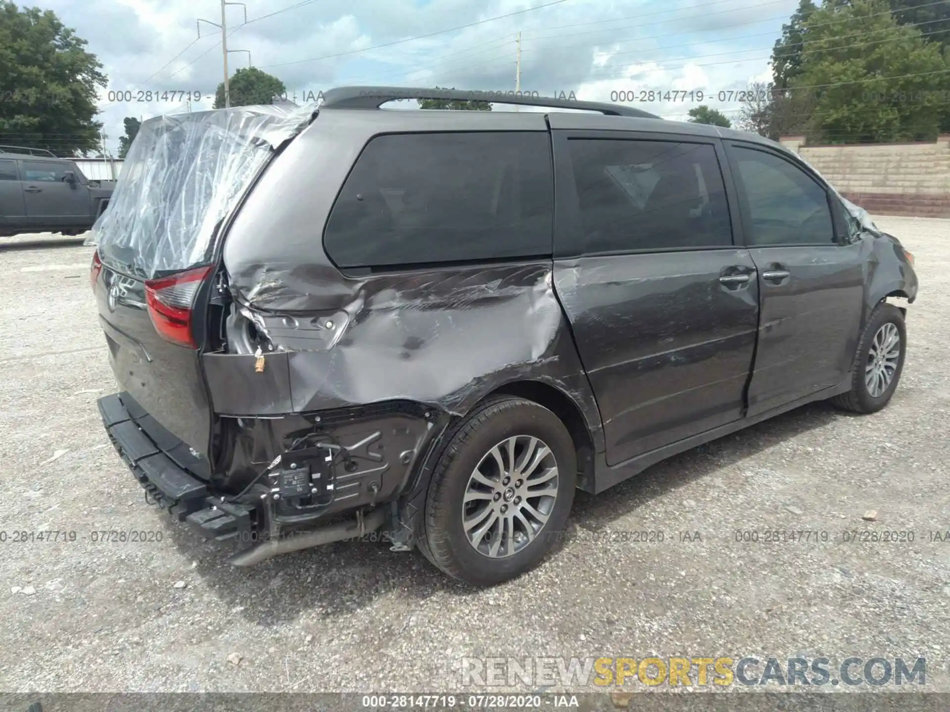 4 Photograph of a damaged car 5TDYZ3DC8LS049883 TOYOTA SIENNA 2020